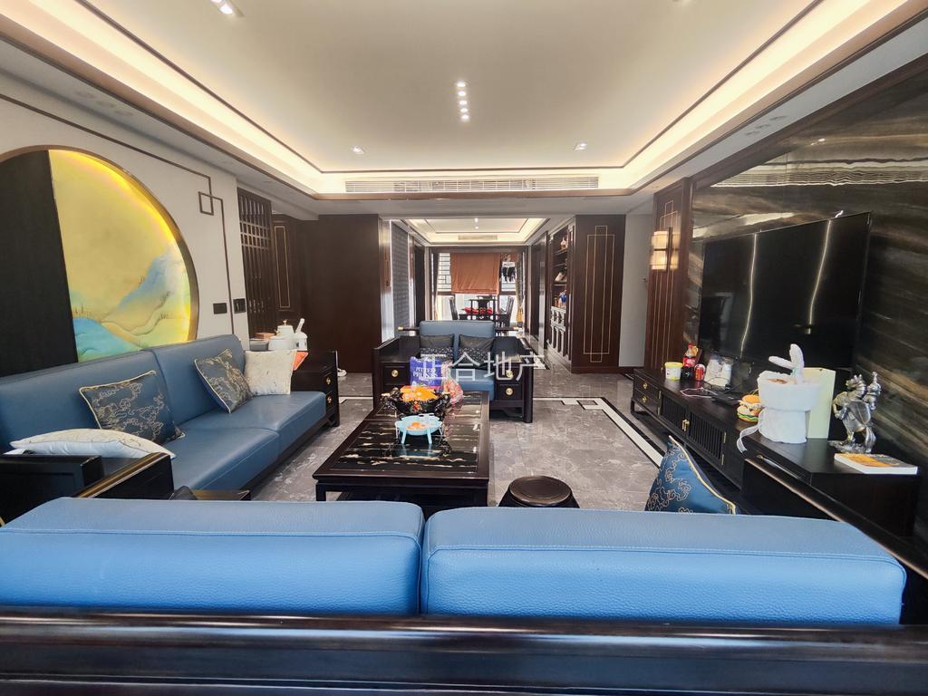 城南，森林国际，大平层，全屋豪装，装修都花了100万，电梯中层，诚心急售，送两个车位