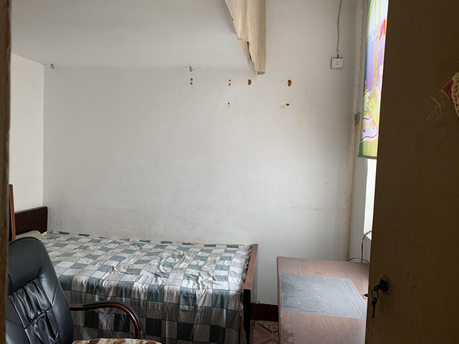 龙华山酒店东边20米处，五交化宿舍，70平，老证