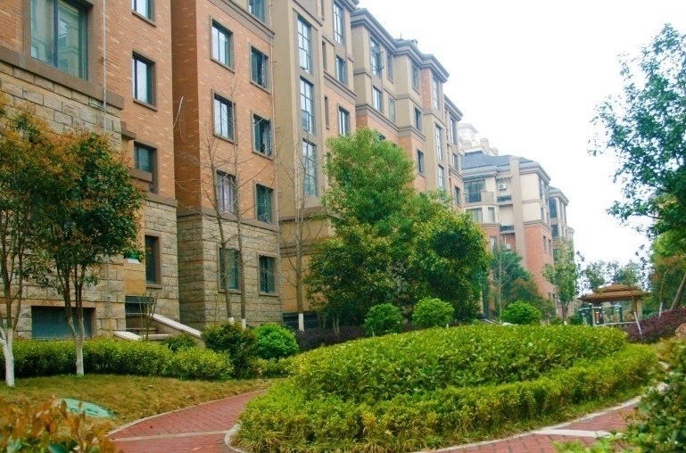 绿地华庭傲城电梯房102平