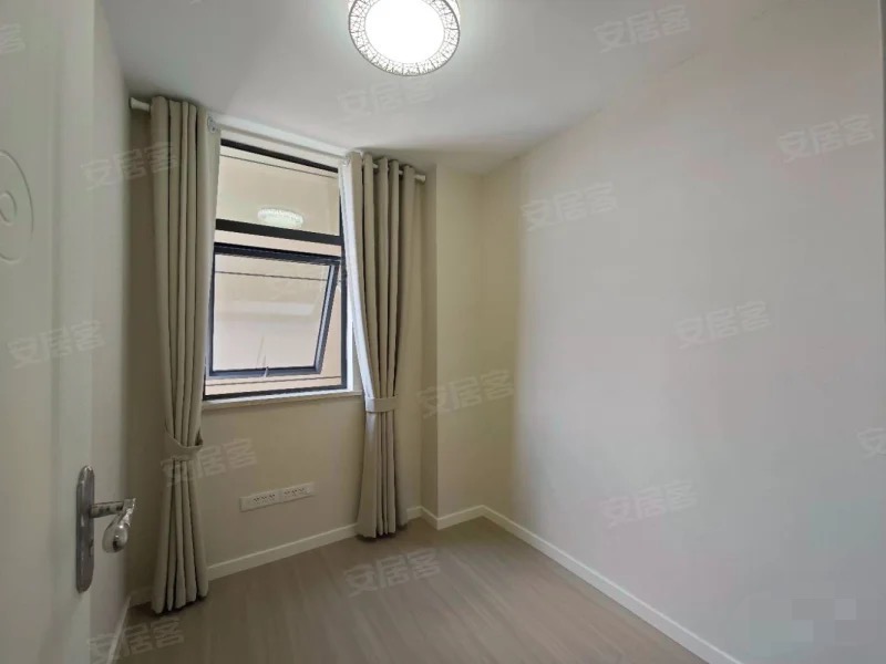 老三中旁，康湾一品，精装三房，单价5千多点，电梯中层，成色新