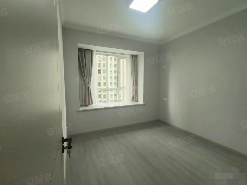 亏本出。风和日丽，全新装修，精装三房，两证齐全，下楼就是实验xiao学和新三中，