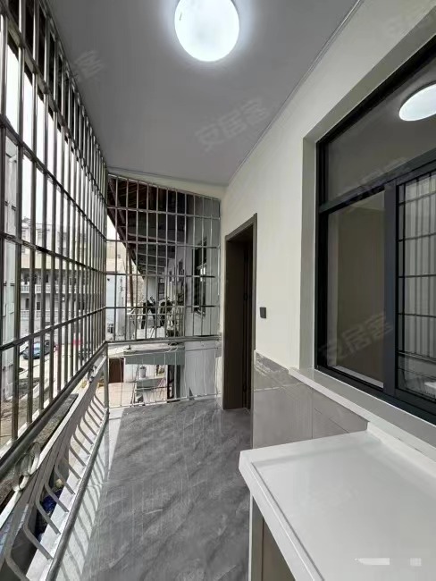 降价了，仙商附近，环球旁，配套齐全步梯3楼，精装三房，带大院子，证件齐全，赠送10多个平方