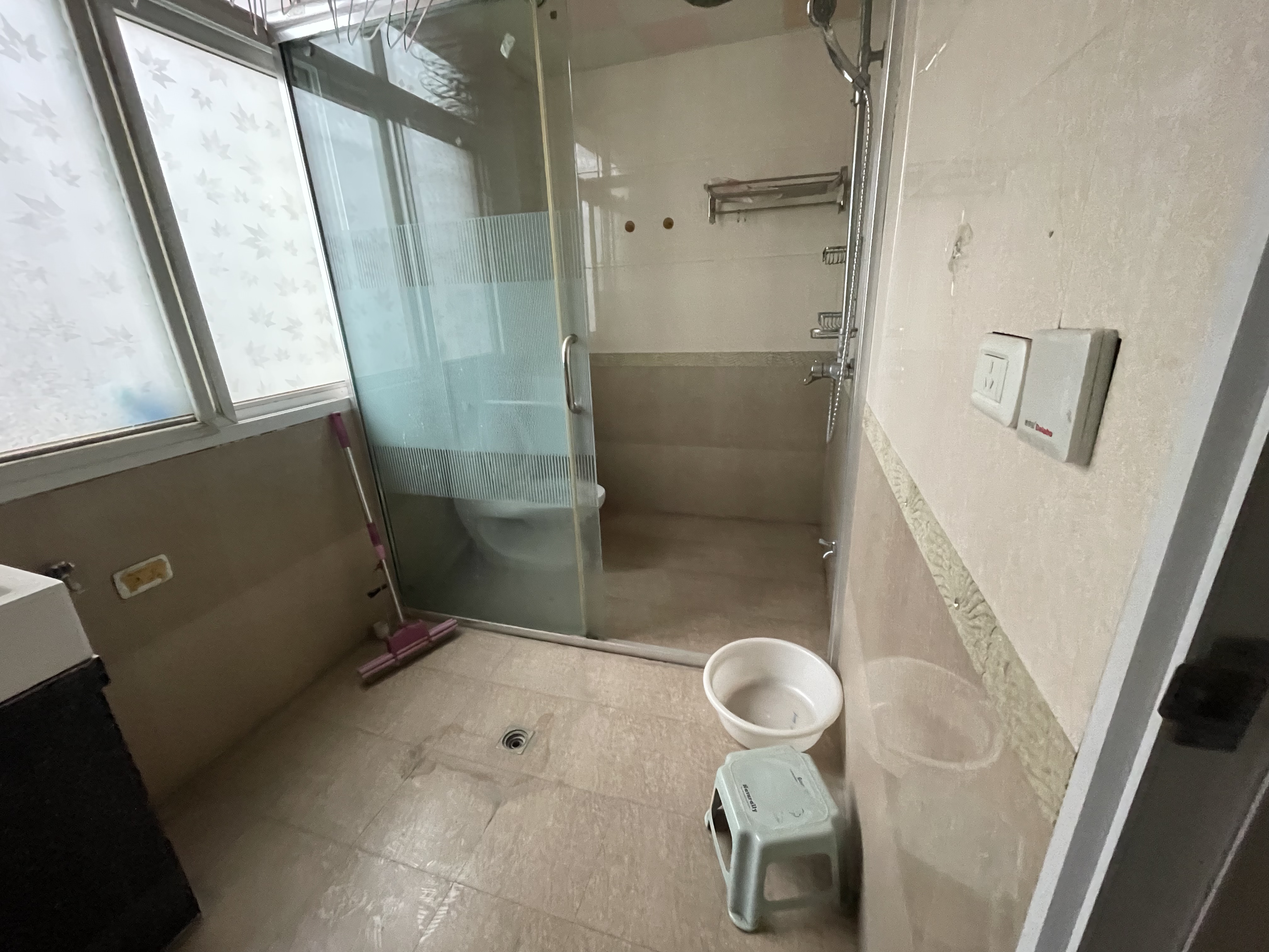 日报对面私房2杆3层好出租自住旁边好停小车