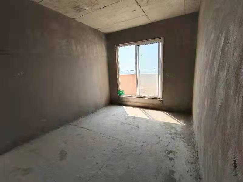 都市高尔夫毛坯2房  可以当门面  开小卖部