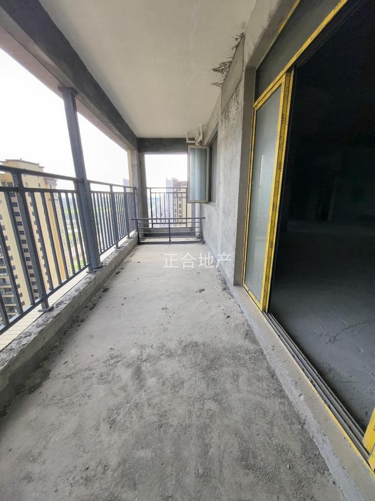 新城名都，边户大三房136平，中高楼层，送车位