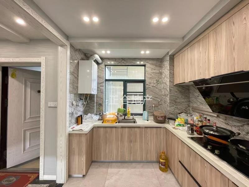 城南新城一号四期湖景房，精装大三房边户，全屋地暖，中央空调，中间好楼层，成色新证满二