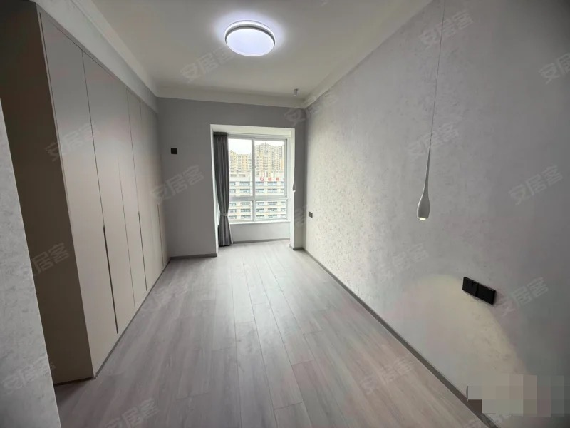 降价了，诚心出售，新妇幼对面，电梯中间楼层，精装三房二卫，新三中，证件满五，过户费便宜