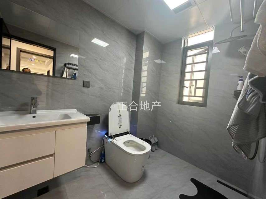 风和日丽，全新装修婚房，精装4房2卫，送车位，9.5成新，好楼层，新三中