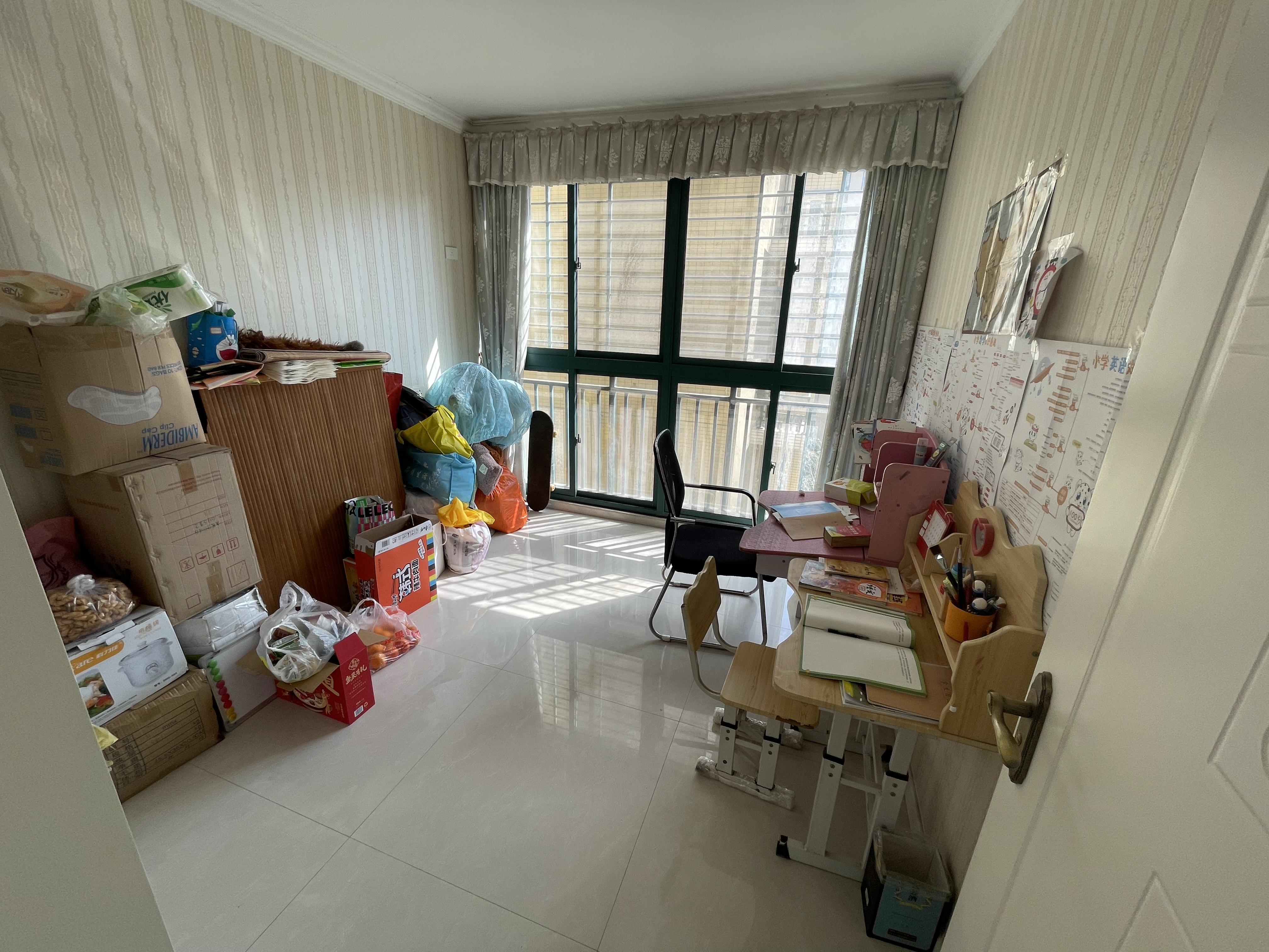 新城一号四房带装修老证双阳台大户型下楼就是操场