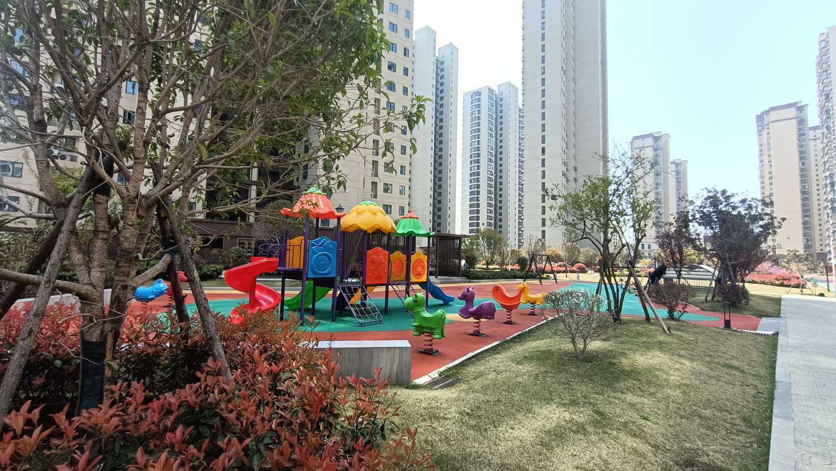 城南新小区蓝天白云毛坯，中间楼层，房东亏本卖！