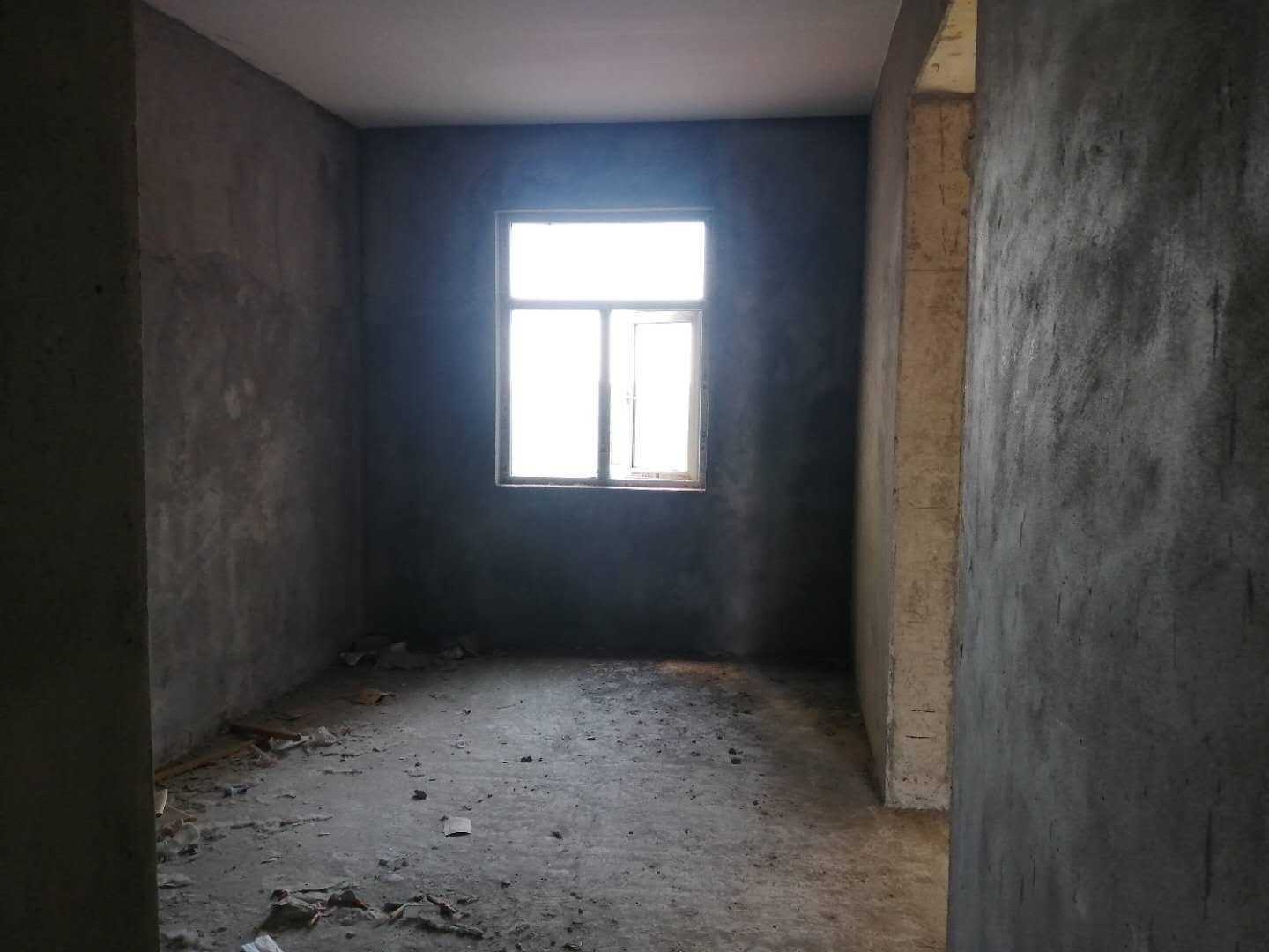 一中对面毛坯大三房，证件满二