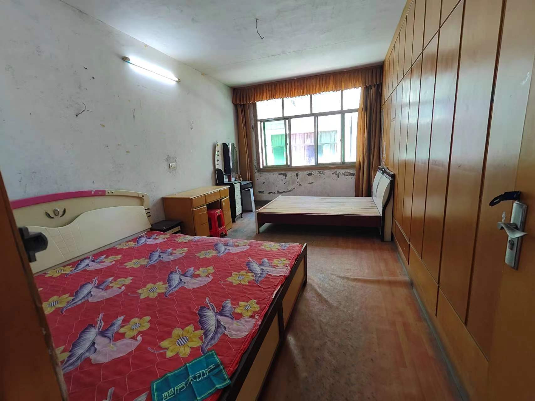 私房两间四层，另带隔热层400平只要55万，户型南北通透采光好的很生活配套成熟交通方便！