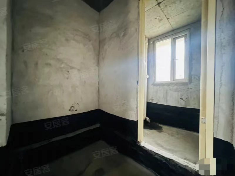 降价了，房东急售，城南新小区，电梯好楼层24楼，单价6153，边户，带车位，毛坯大四房，证满二，双阳台