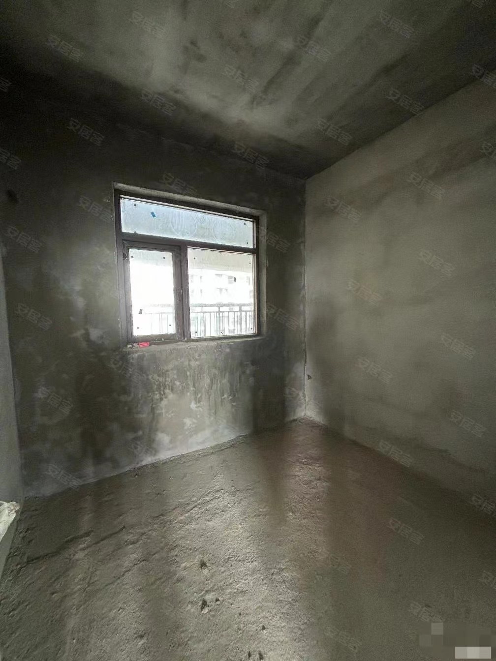 房东亏本出，南城郡，捡漏房，单价4500，好楼层，小区环境好