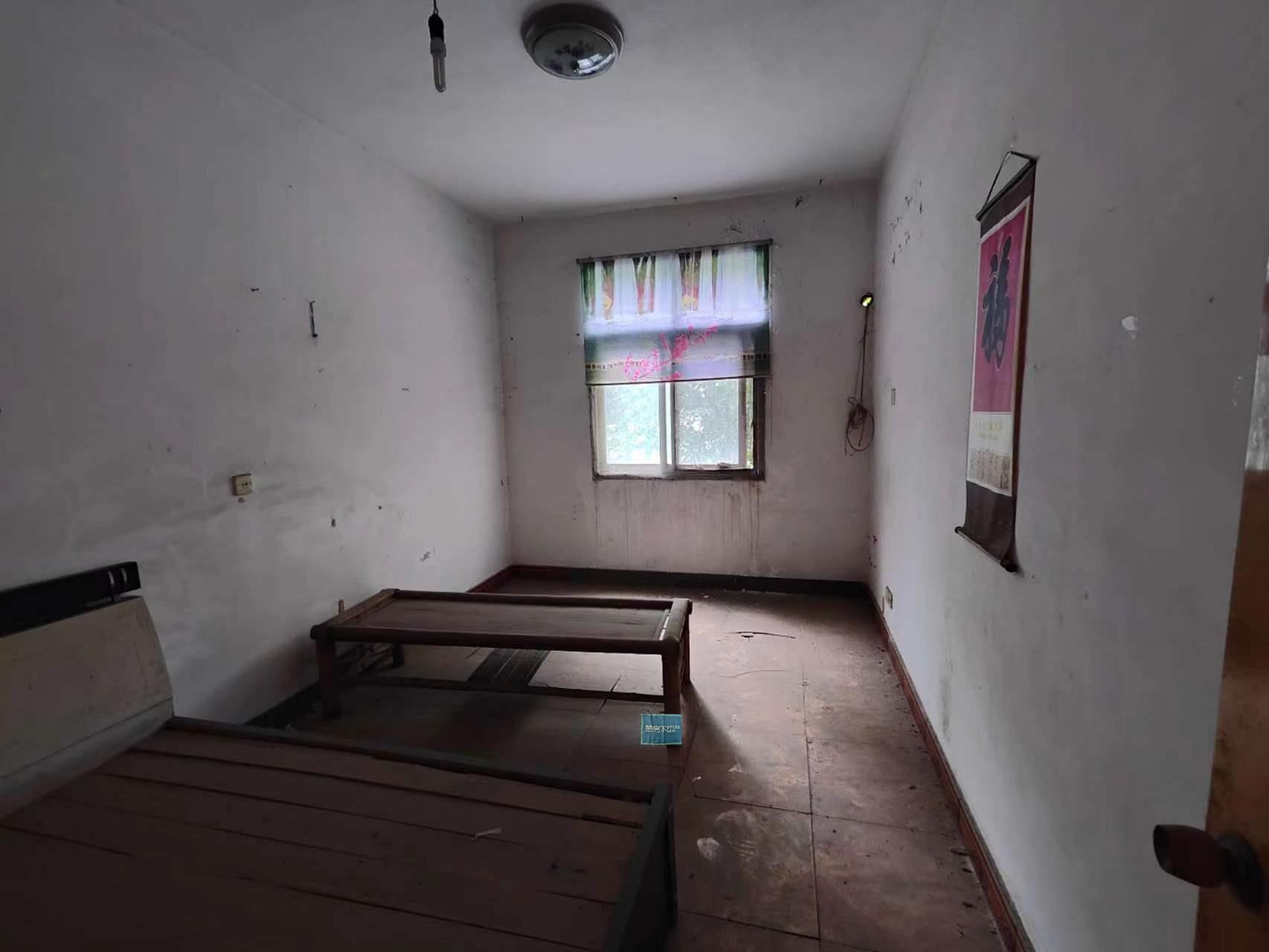 三医院旁边的步梯好楼层，只需要简单大理即可，业主诚意出售