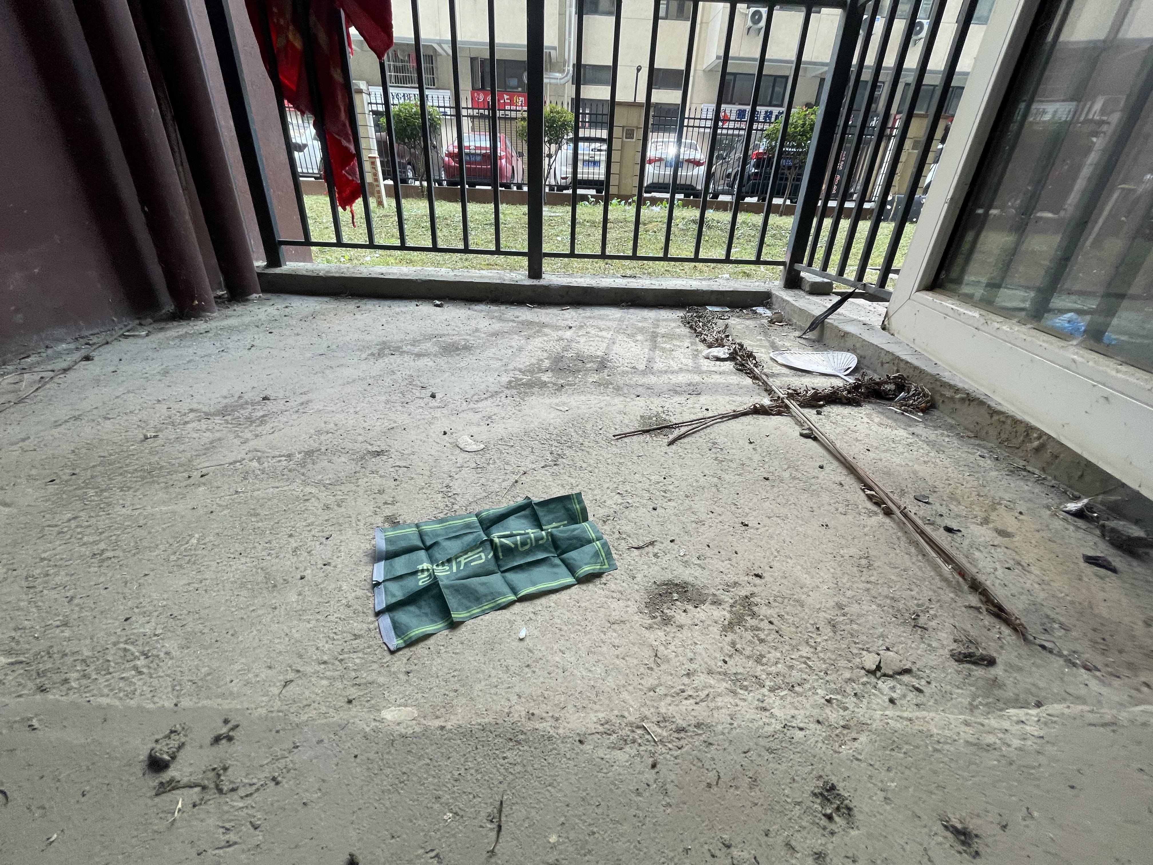 满庭春双阳台毛坯大三房出门就是大草坪空气会很好种点花花草草