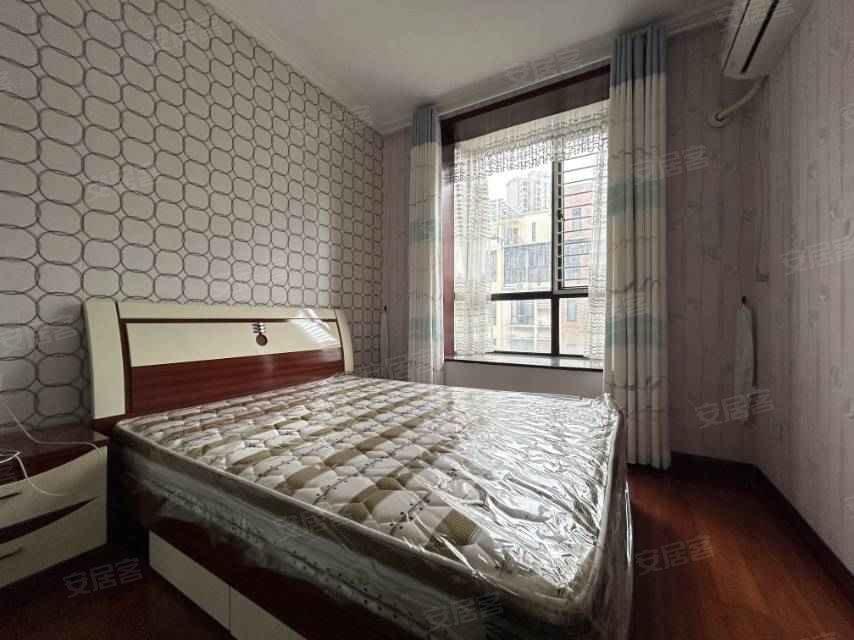 沃尔玛附近，明珠豪庭，精装三房，配套齐全，诚心出售