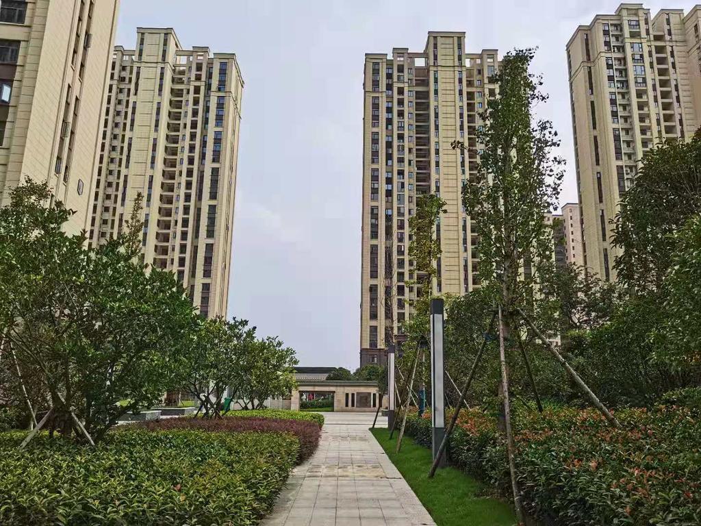 蓝天新城毛坯大三房南北通透看房方便