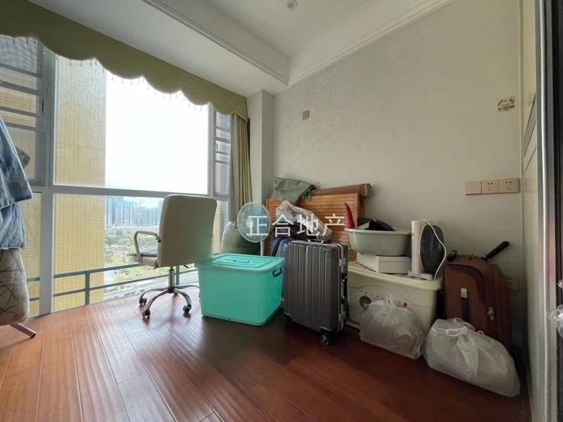 城南新城一号四期湖景房，精装大三房边户，全屋地暖，中央空调，中间好楼层，成色新证满二