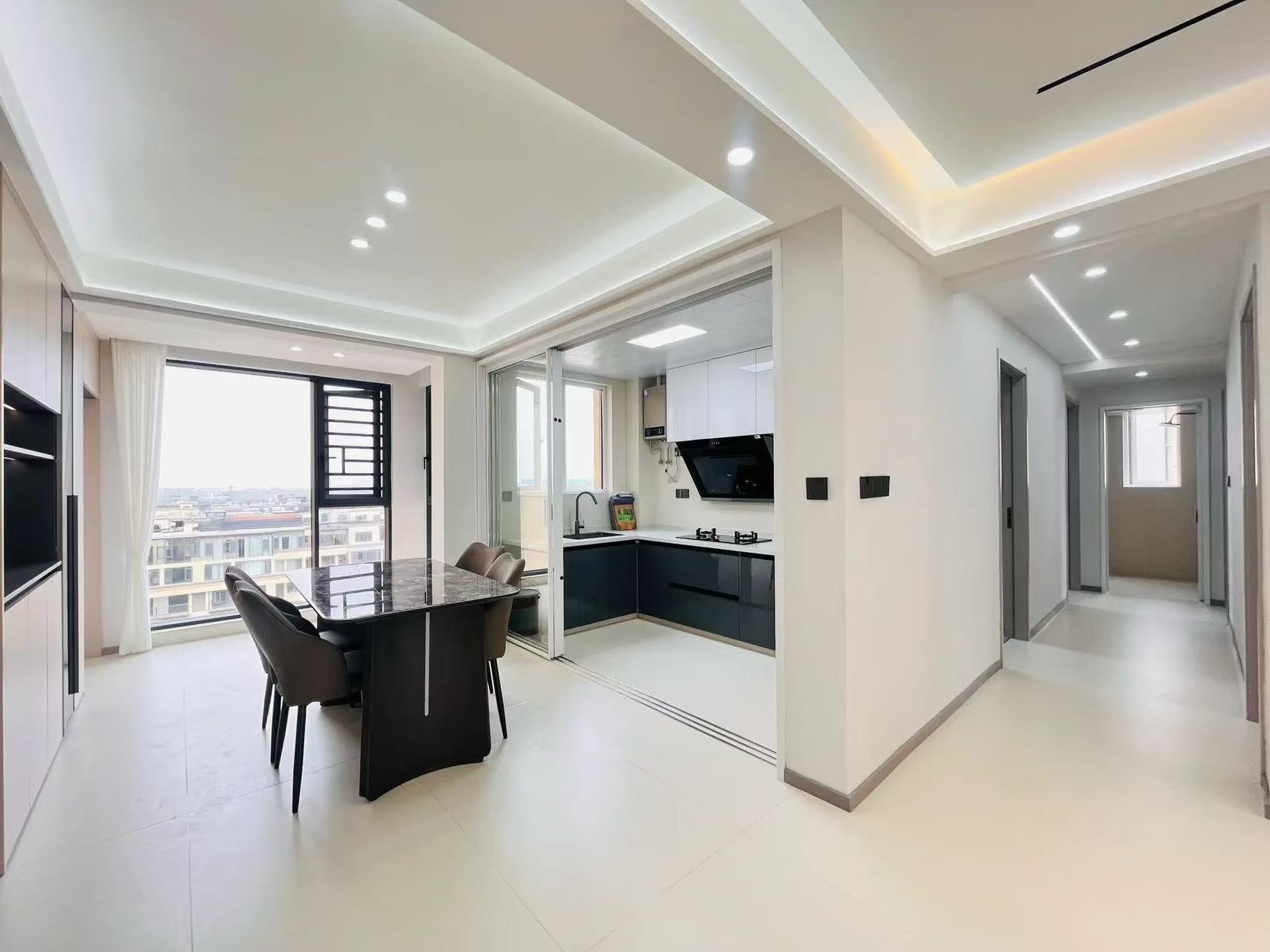 城南，全新装修，精装四房两卫，电梯11楼，南北双阳台，视野好