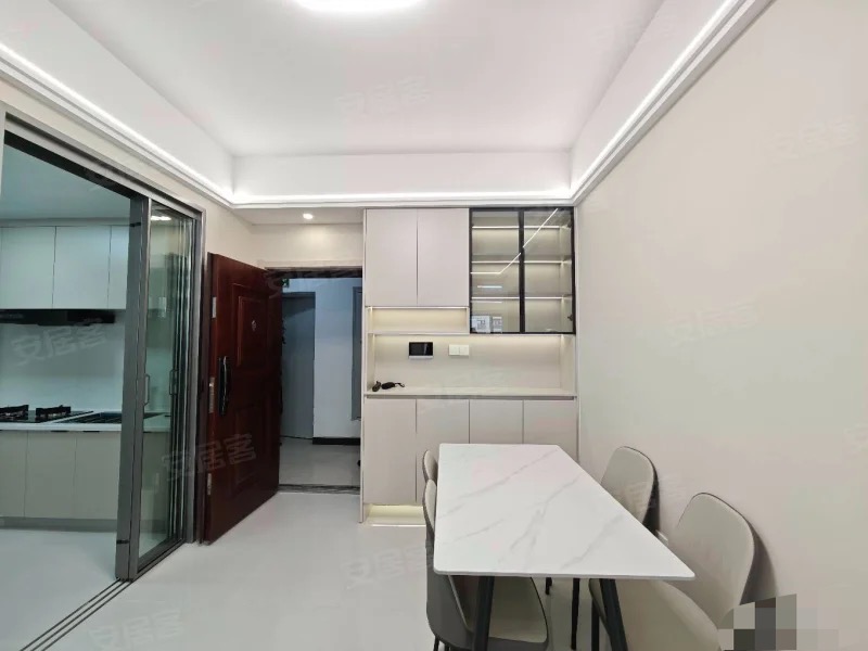 降价了，诚心出售，风和日丽，精装当做毛坯卖，好楼层电梯25楼，全新装修大两房，证件满二