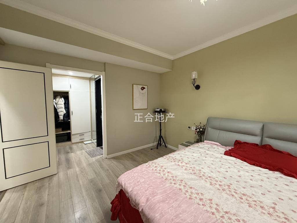 诚心出售，新城一号5期，洋房，精装三房，成色新，南北通透，户型好，证满二