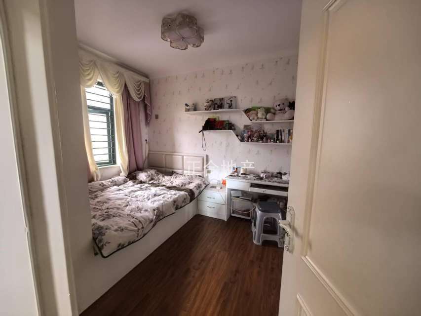 城南，新城壹号，实验三小旁，电梯好楼层，单价5200，精装三房两卫，证满二