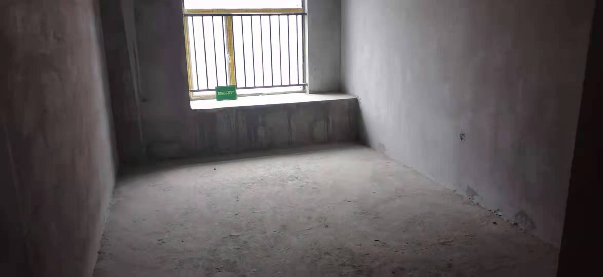 蓝天新城毛坯三房两卫中高楼层诚心出售看房方便