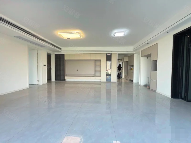 城南，大平层，蓝天白云，精装三房两厅两卫，全新装修，看湖景！带车位！