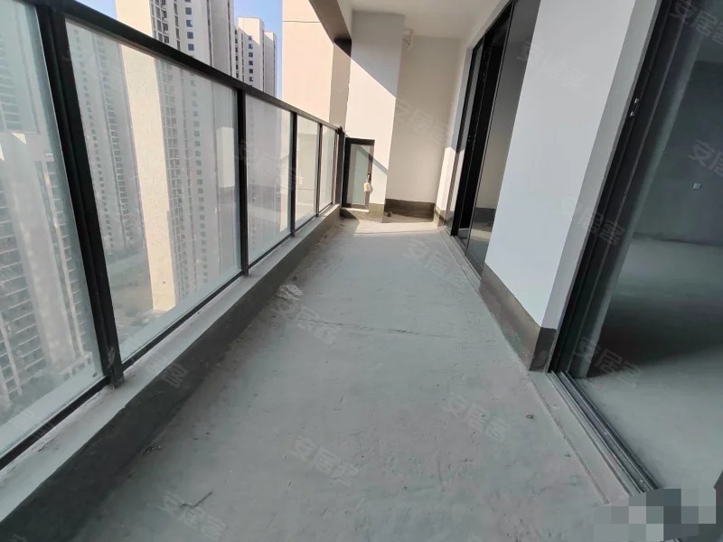 诚心出售，吾悦华府，东边户，四房， 好楼层 ， 带车位， 满二 ，三开间朝南