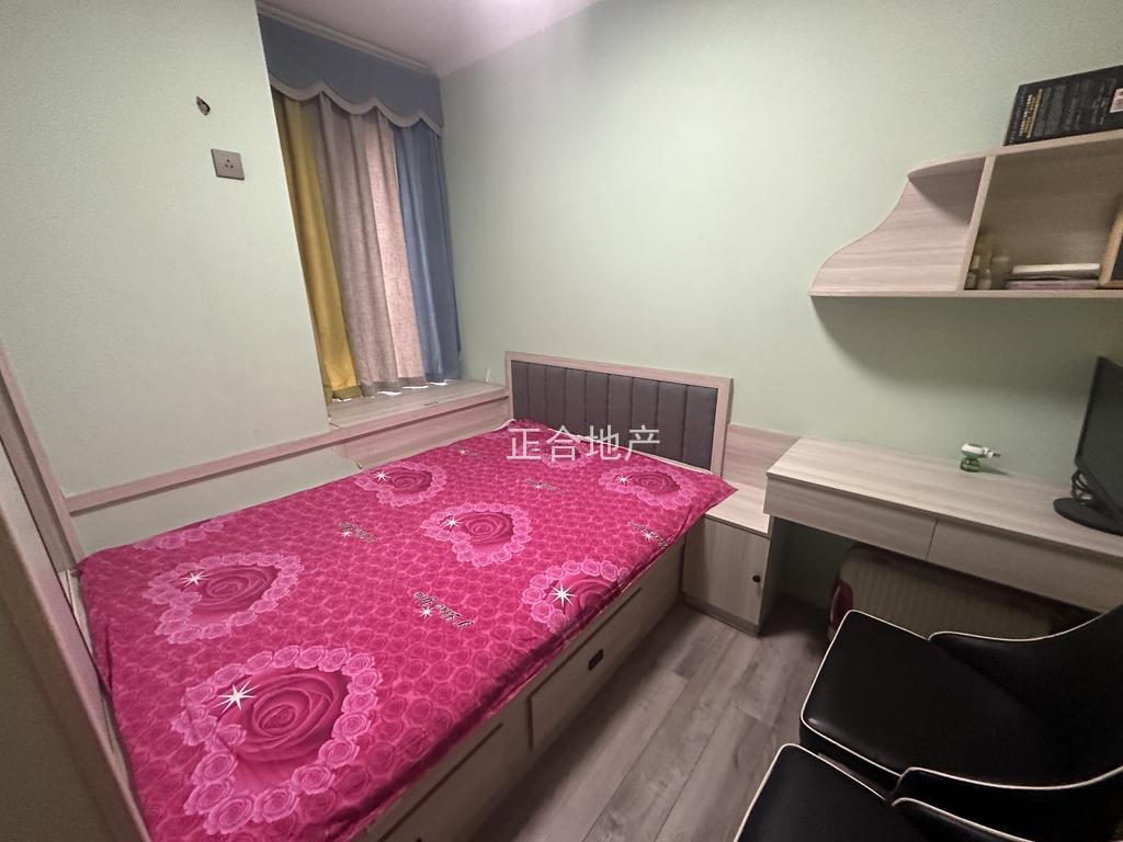 房东诚心出售、满庭春，中间楼层，精装供暖三房装修了20大几万，证满二，看中可谈