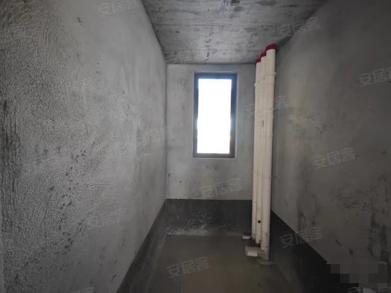 仙桃单价3000，李小双运动城旁边，三开间朝南，大阳台，电梯七楼，价格还可以小刀，户型方正