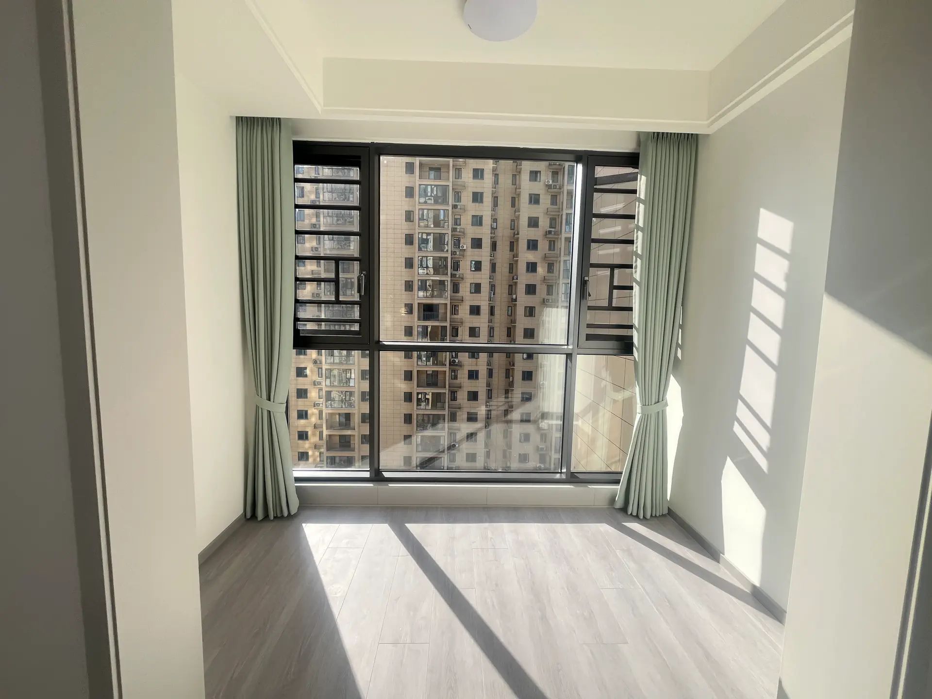 城南，森林国际，湖景房，精装三房2卫，​边户，证满二拎包入住！