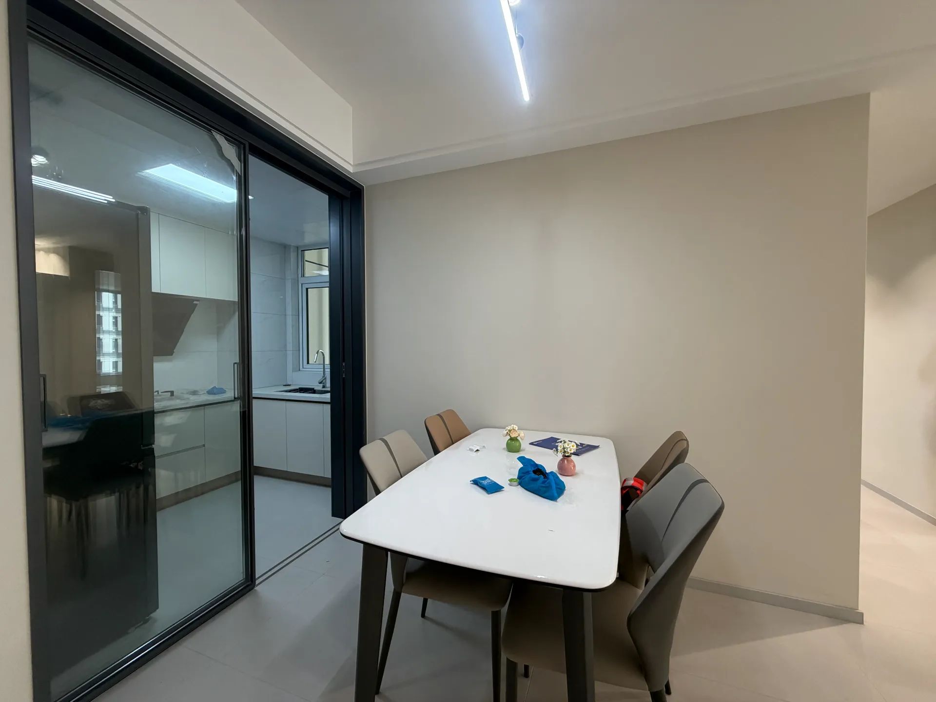 双书包，风和日丽，精装三房两卫，全新装修家，家电齐全，证满二带车位。