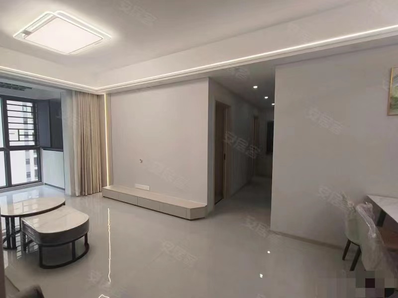 亏本出。风和日丽，全新装修，精装三房，两证齐全，下楼就是实验xiao学和新三中，