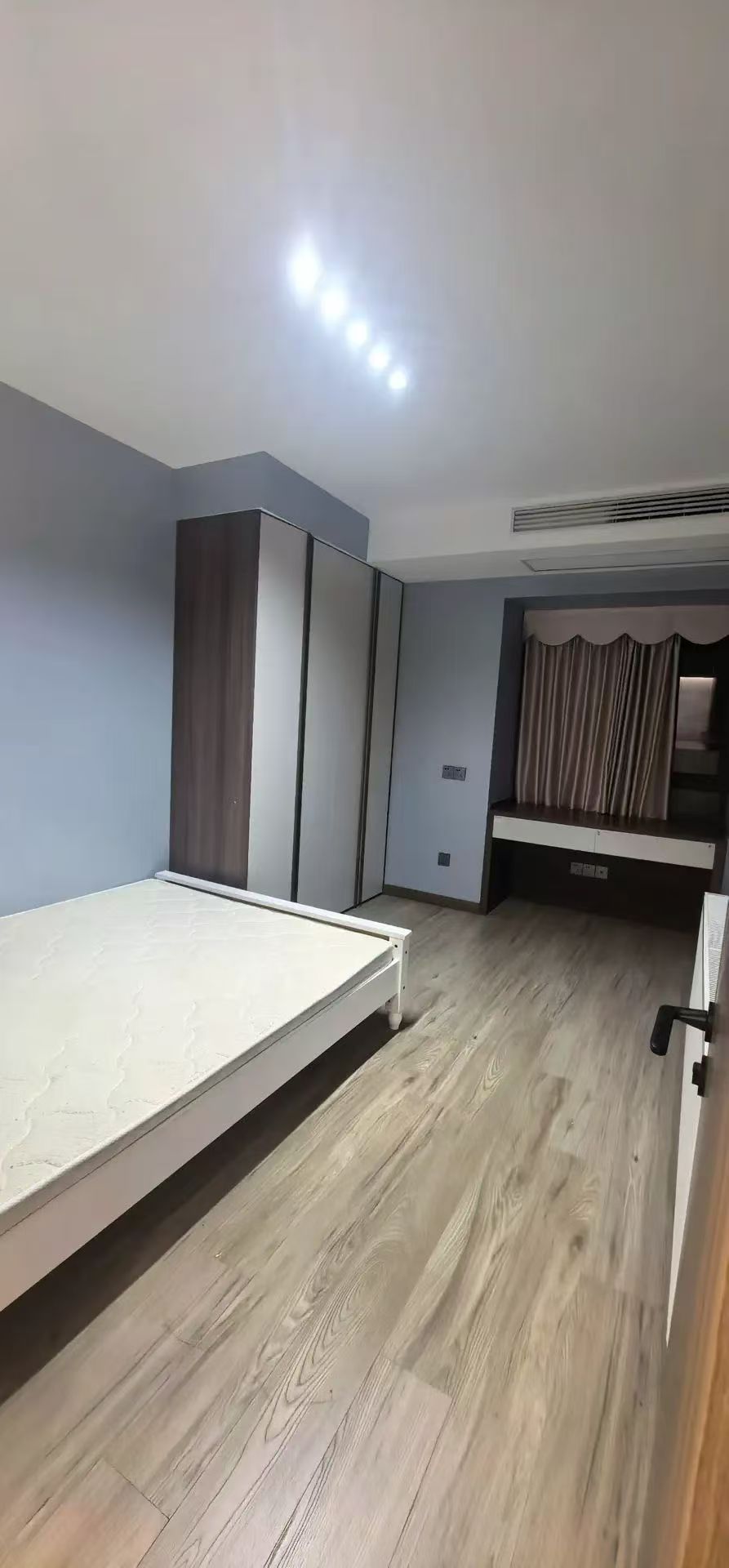 城南，翡冷翠边户，精装四房，全屋品牌家私，电梯好楼层，证满二