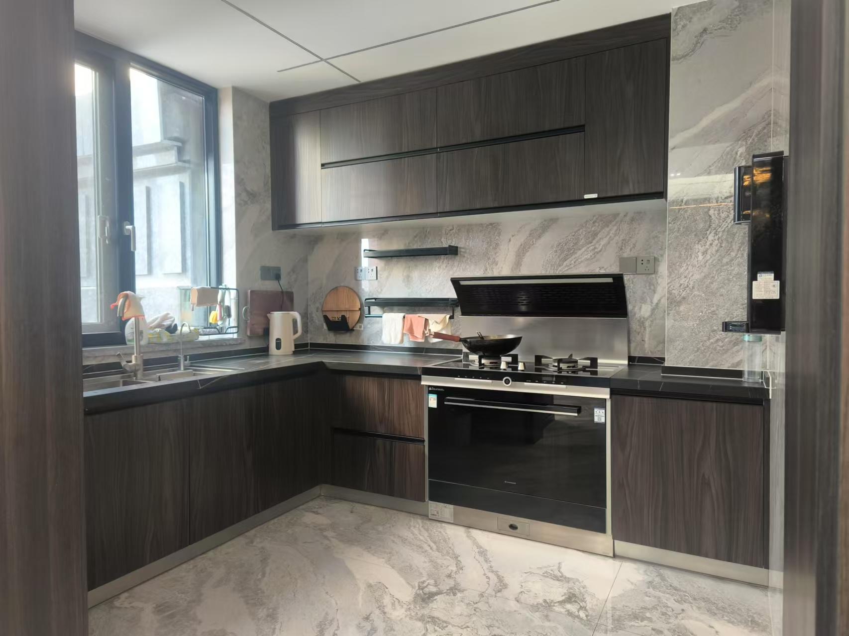 领秀城6室3厅大平层全新精装修，211平米难得的大平层洋房诚意出售！