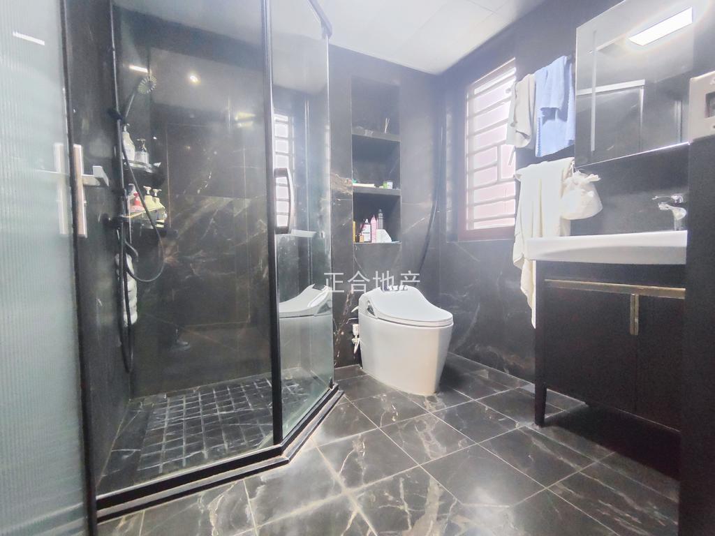 城南，森林国际，大平层，全屋豪装，装修都花了100万，电梯中层，诚心急售，送两个车位