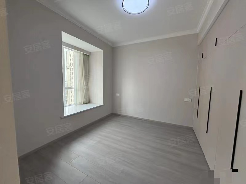 房东诚心出售，元‮未泰‬来城，17楼，​全‮装新‬修，单价6字开头，中间‬楼层，​满二，