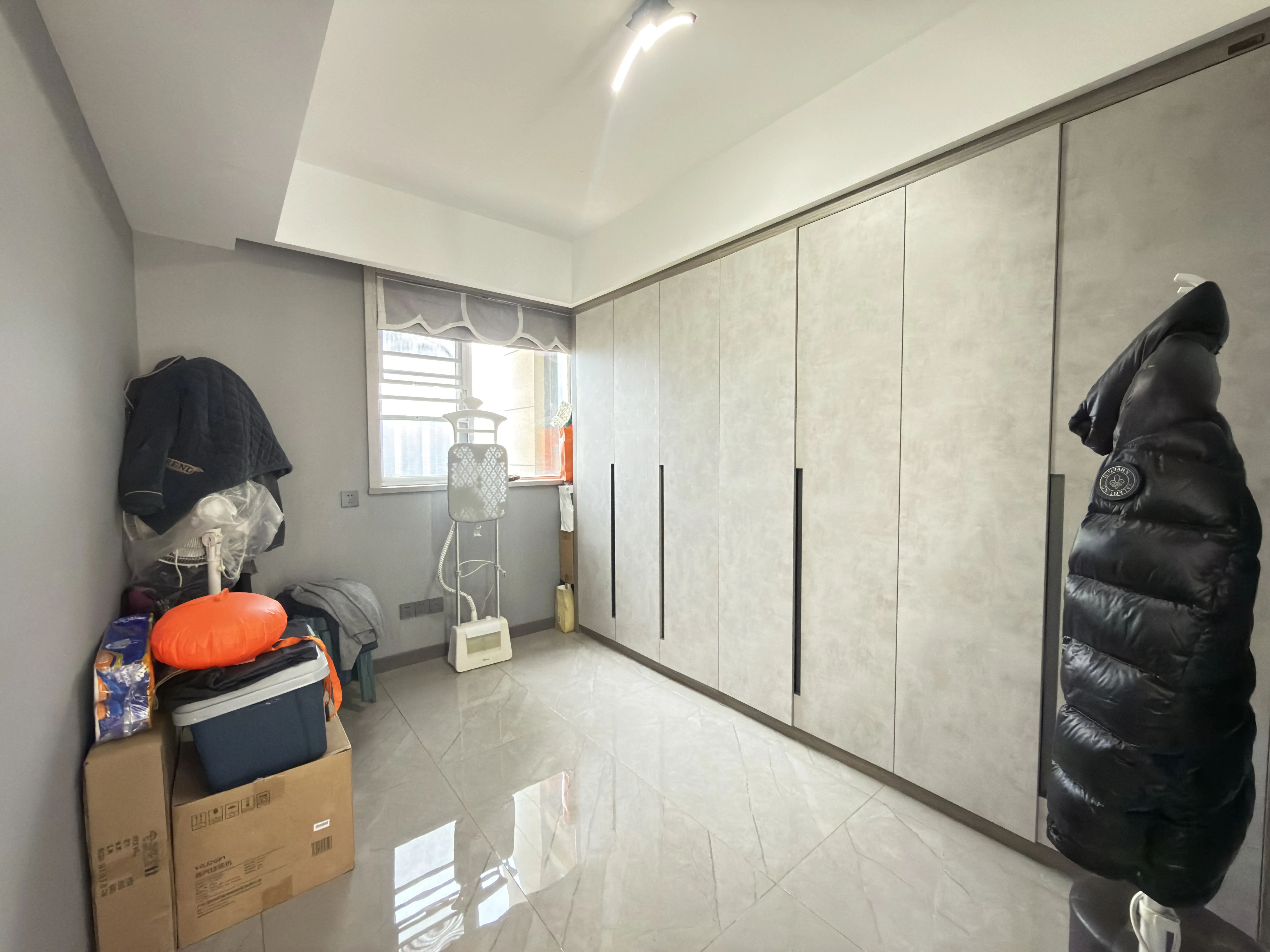 诚心出售，城南，蓝天新城，人车分流，电梯中间楼层，满二，拎包入住