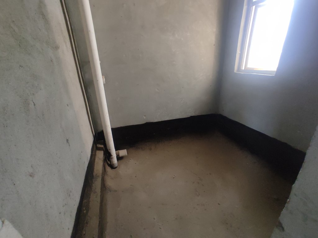 清华园毛坯大三房.中间楼层.看房方便