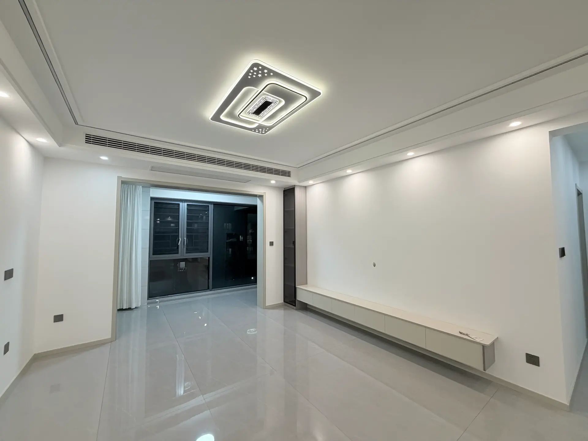 诚心出售，城南，南国明珠，‮主业‬自装，精装‮房三‬两卫，证满二