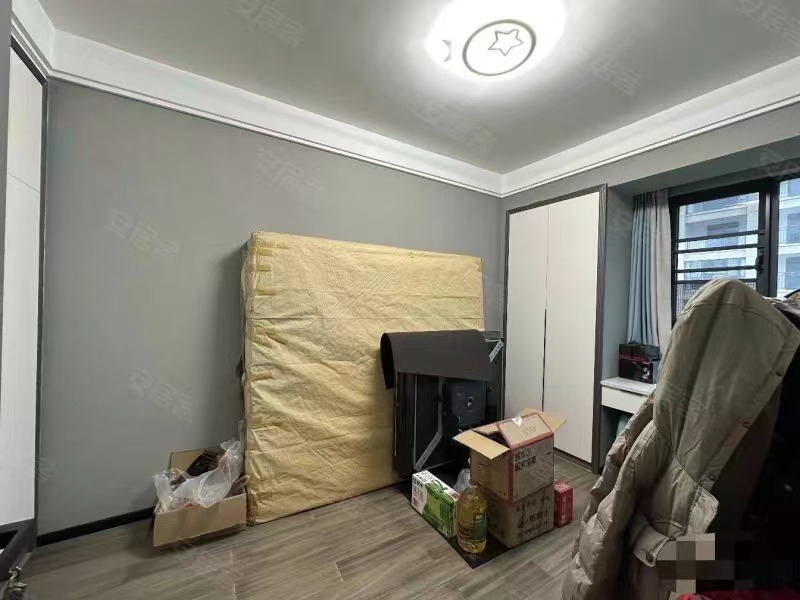 急售，武商旁，次新小区，中间好楼层，9.99成新，电梯精装三房，南北通透，采光视野好