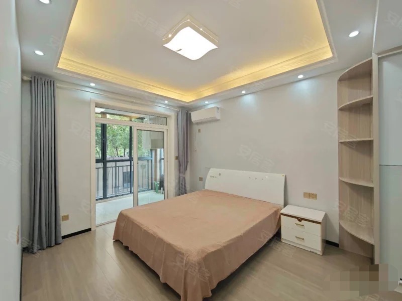 新二中旁，森林国际，电梯边户，装修成色新，带个露台，房东诚心出售！