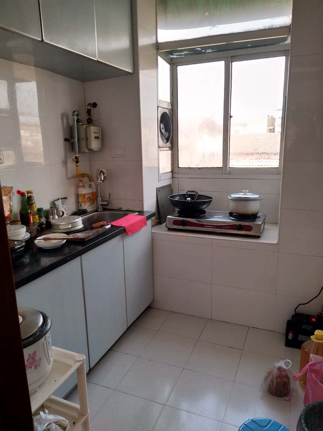 实验小学旁边 两房  带院子 方便停车 证满五 拎包即住