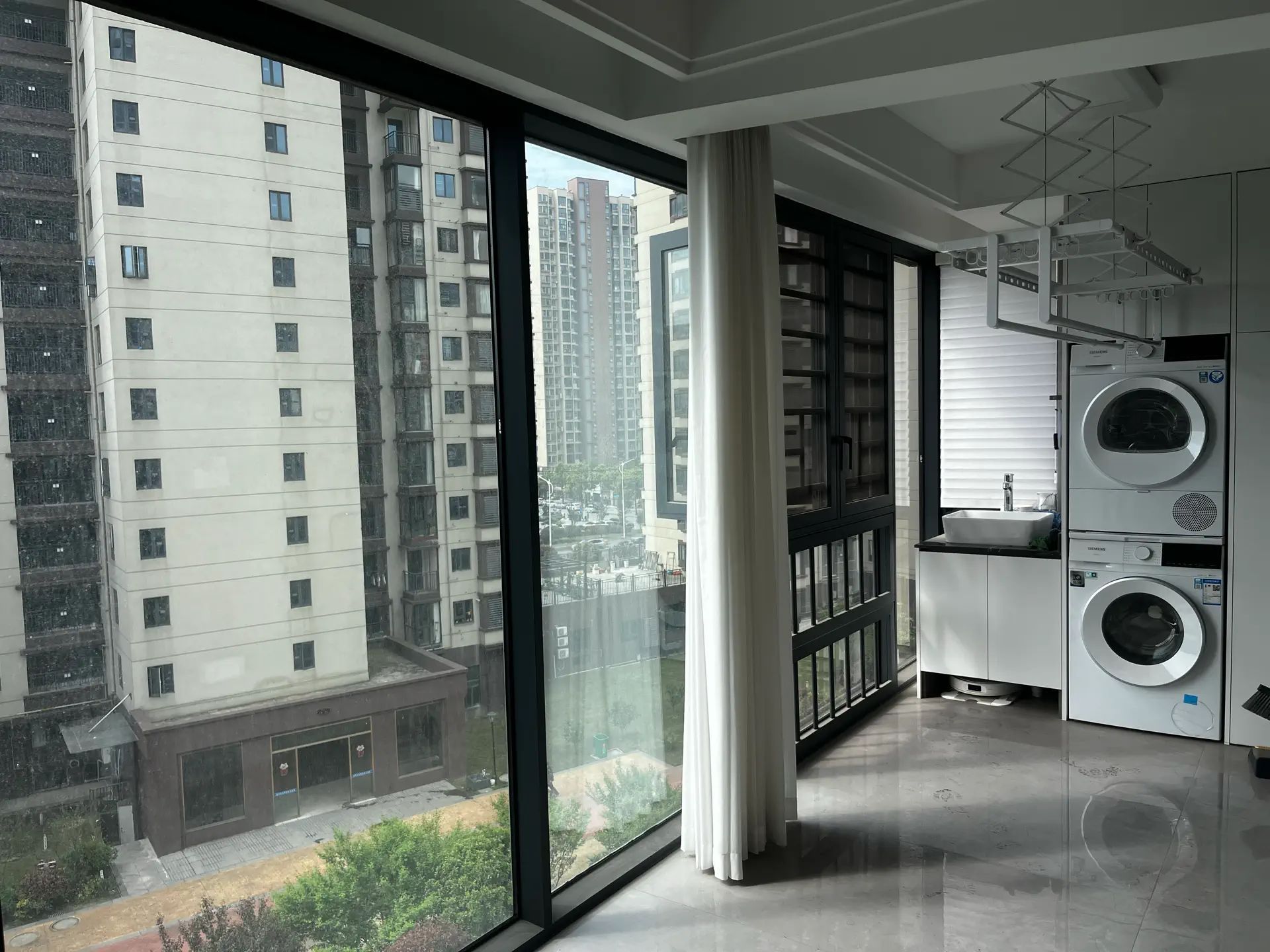 蓝天白云，精装四房‬两卫，‮阳长‬台，好楼层，全‮品屋‬牌定制，带‬暖气片，证满二