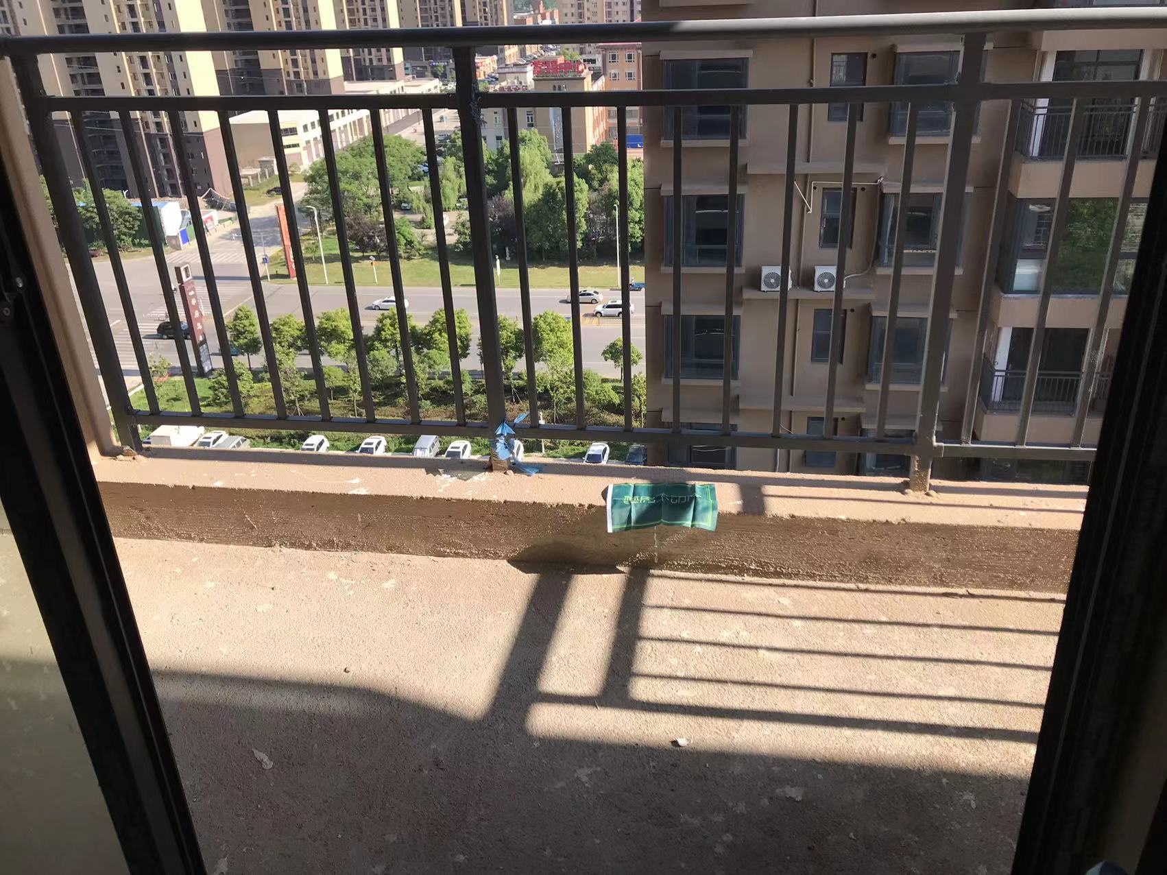 满庭春对面 学府名都  毛坯三房 电梯中层 看房方便