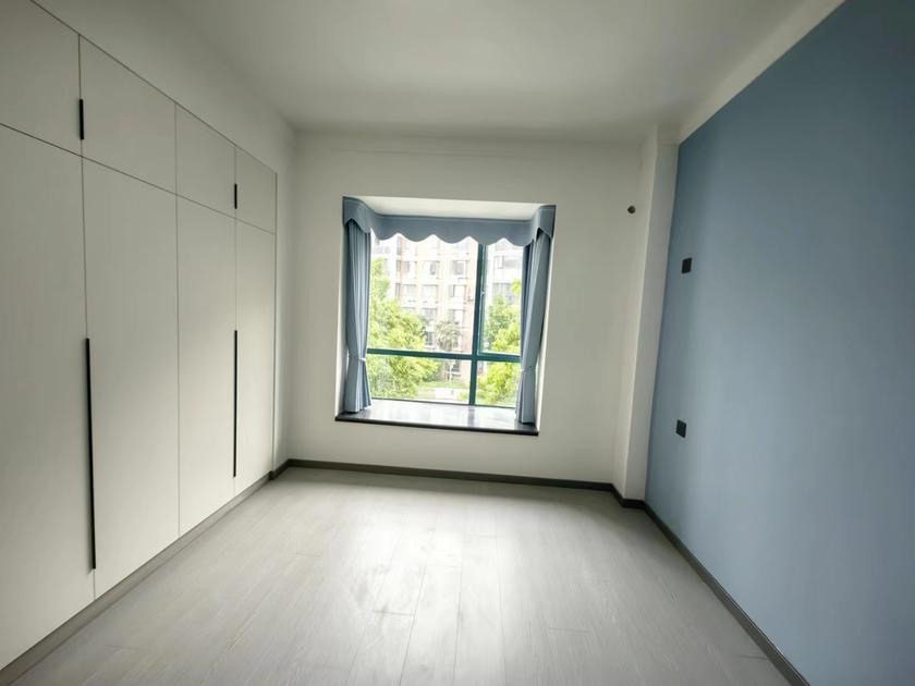 房东亏本出售，城南电梯小高层，总高8楼，中间好楼层，精装三房