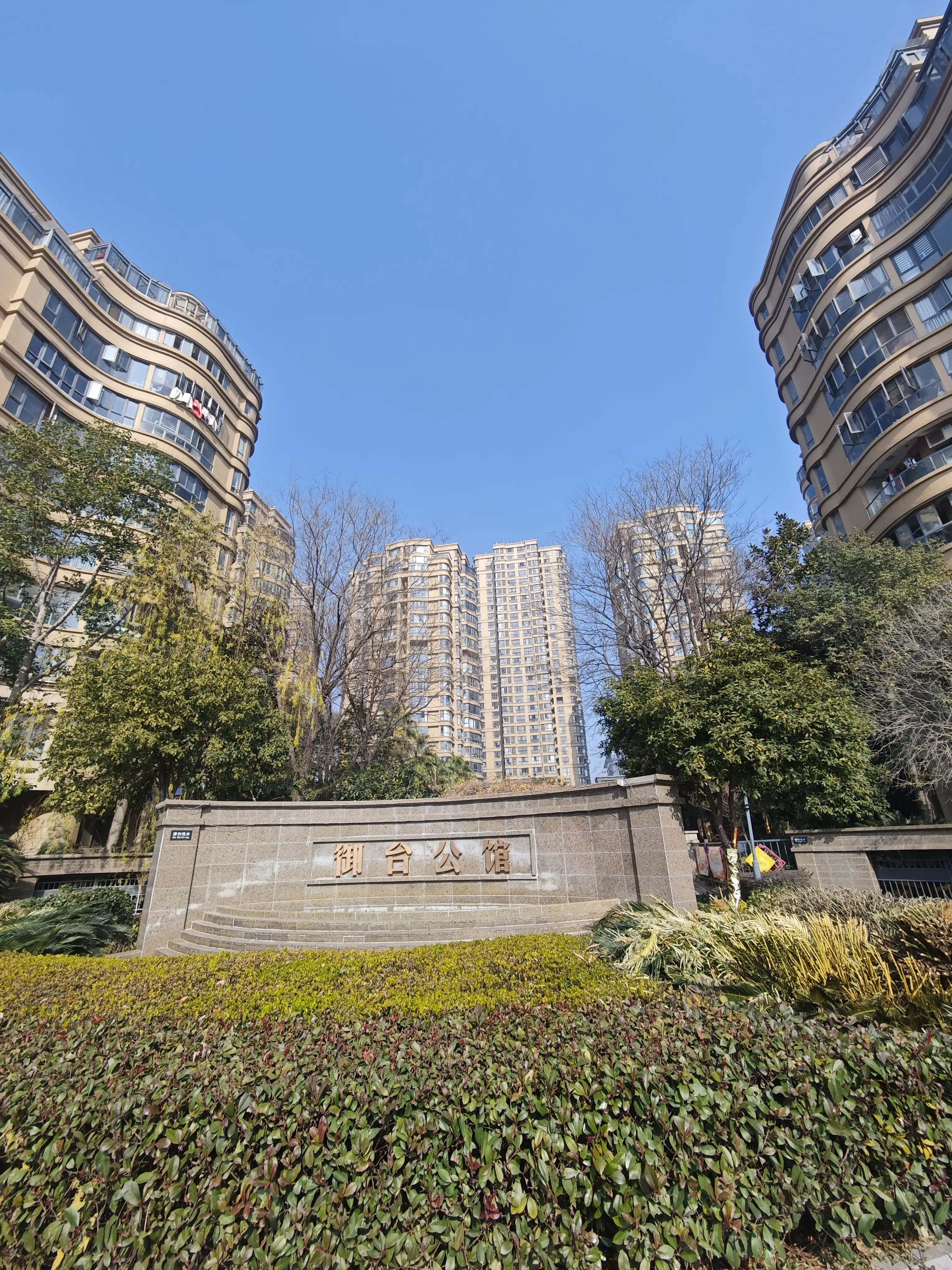 城南，一梯一户大平层，东边户，精装四房，成色新，好楼层，证满二