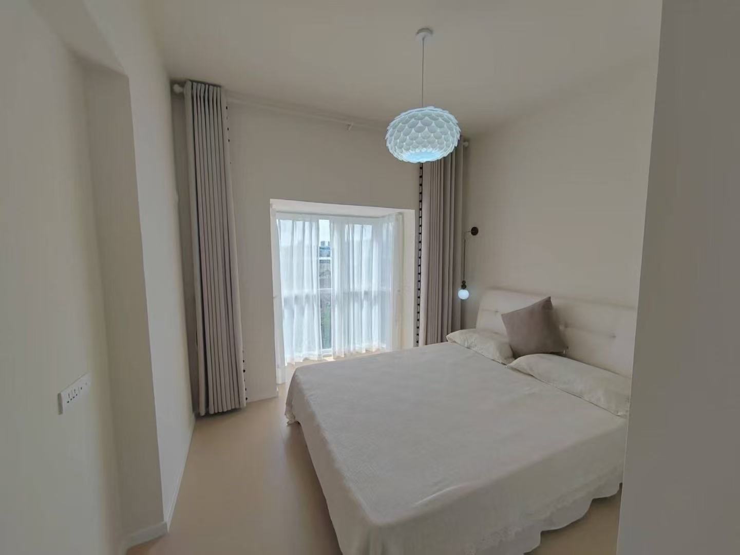 降价了，捡漏，步行街附近,电梯5楼，单价4600，精装三房二卫，实验二小